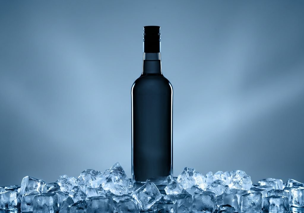 Garrafa de vodka gelada em fundo minimalista