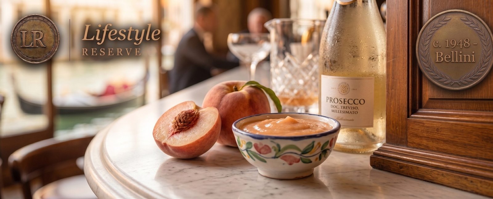 Ingredientes do Bellini sobre mesa clara: pêssegos maduros, espumante e taças venezianas.