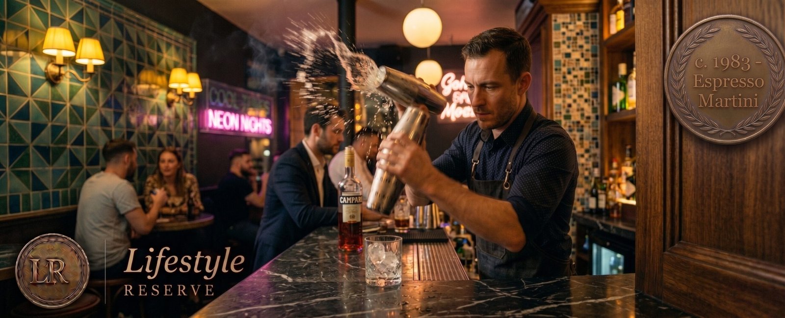Bar contemporâneo à noite com espresso e taça de Espresso Martini no balcão, luz urbana desfocada ao fundo.