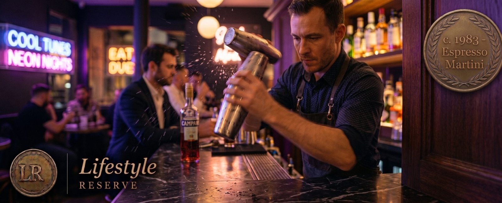 Espresso Martini servido em uma noite urbana elegante, mão segurando a taça e luzes da cidade desfocadas ao fundo.